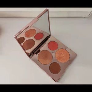 Becca x Chrissy Teigen Glow Palette limited edition